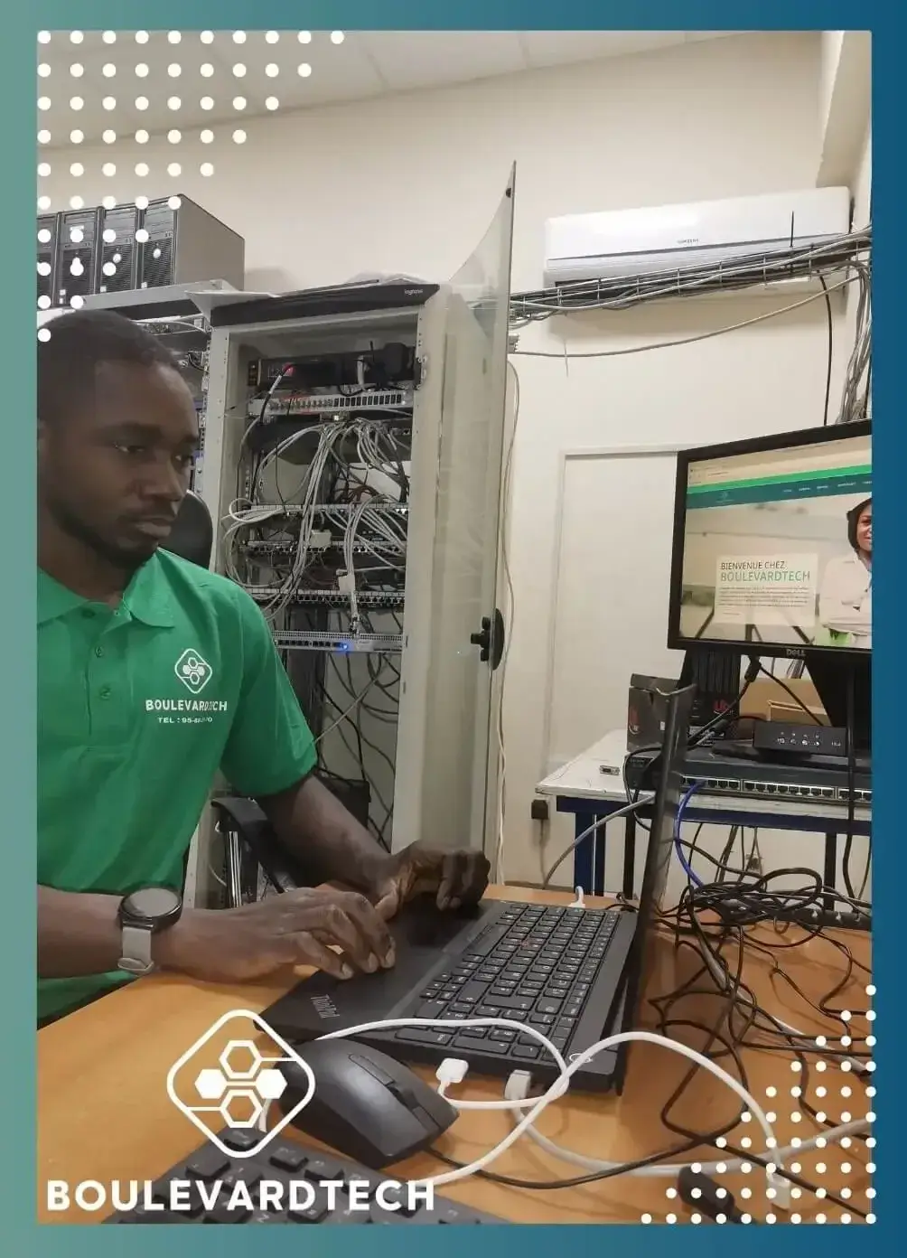 Technicien BoulevardTech configurant un serveur depuis son ordinateur portable à Bamako