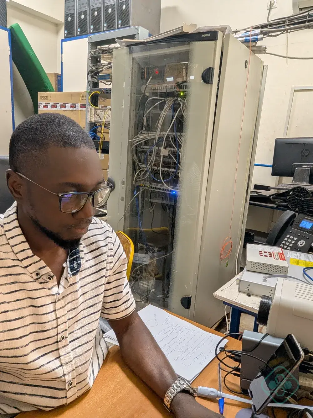 Technicien BoulevardTech en diagnostic devant une baie de brassage à Bamako