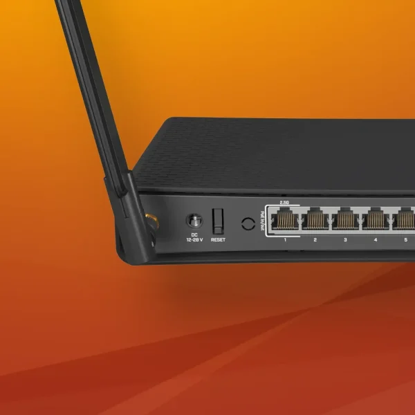 Ports du MikroTik hAP ax3 : port 2,5 Gbit/s PoE In/Out, 4 ports Gigabit et alimentation 12-28 V